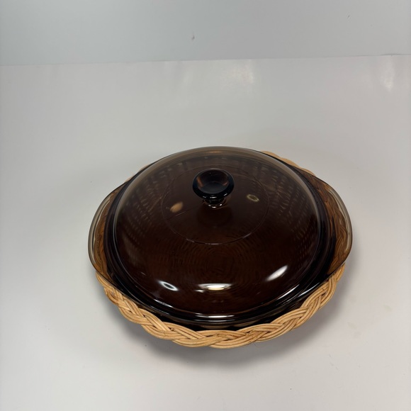Pyrex Brown Glass Casserole Dish with Wicker Holder - Picture 4 of 9